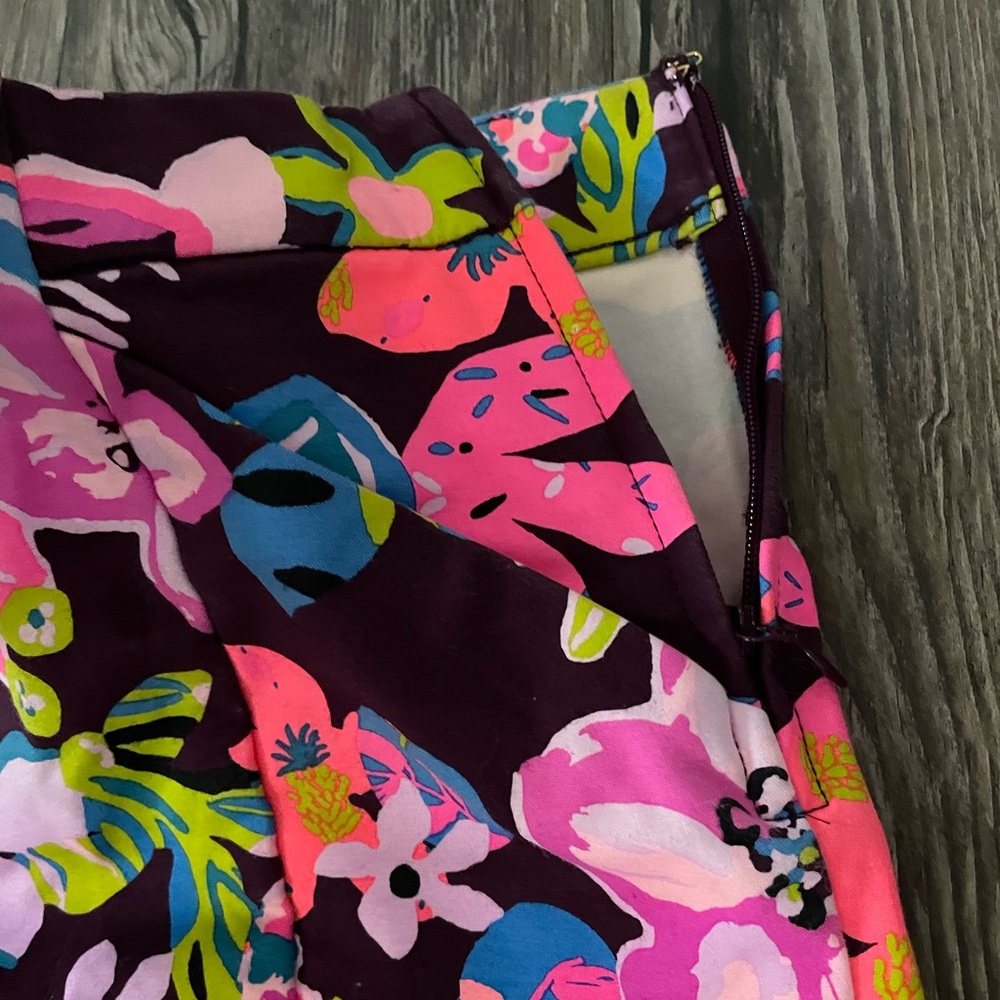 Lilly Pulitzer Floral Print Tailored Shorts Size 2 - Picture 3 of 6